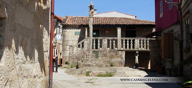 Foto de un cruceiro en un rinc&oacute;n con encanto de Combarro